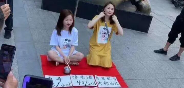 深圳街头惊现地摊女友
